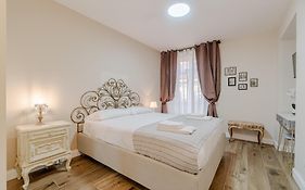 Guesthost - L'Angulin Central & Roomy Apt In Turin